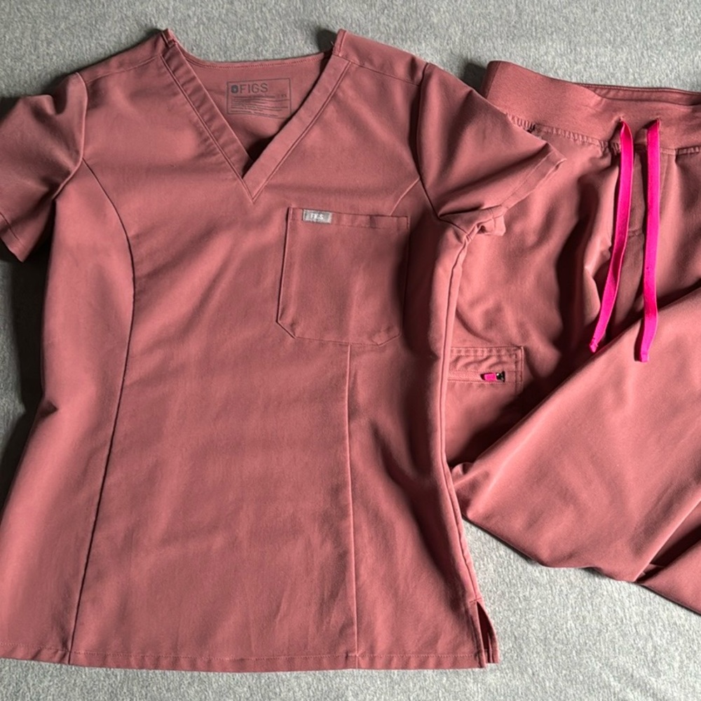 Figs scrub top